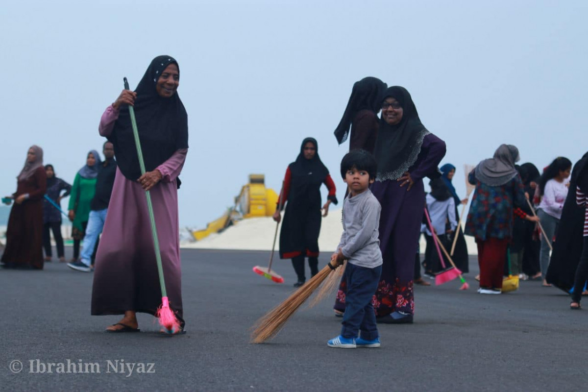 ހޯރަފުށި އެއަރޕޯޓް ހުޅުވެންވާއިރަށް ކުރިއަށްގެންދާ ސާފްކުރުމާއި ޒީނަތްތެރި ކުރުމުގެ ޕްރޮގްރާމުގެ ތެރެއިން ކުޑަކުއްޖަކު އިލޮށިފައްޗެއް ހިފައިގެން - ފޮޓޯ: އިބްރާހިމް ނިޔާޒް