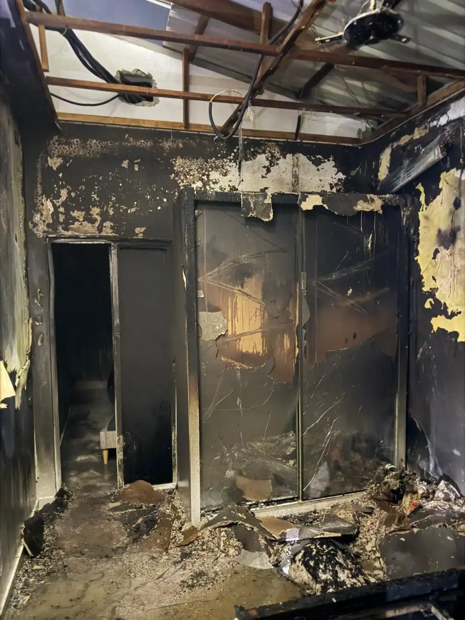 ހުރާގައި މީހުން ދިރިއުޅޭ ގެއެއްގައި އަލިފާނުގެ ހާދިސާއެއް ހިނގައި ބޮޑެތި ގެއްލުންތަކެއް ވަނީ ލިބިފައި.