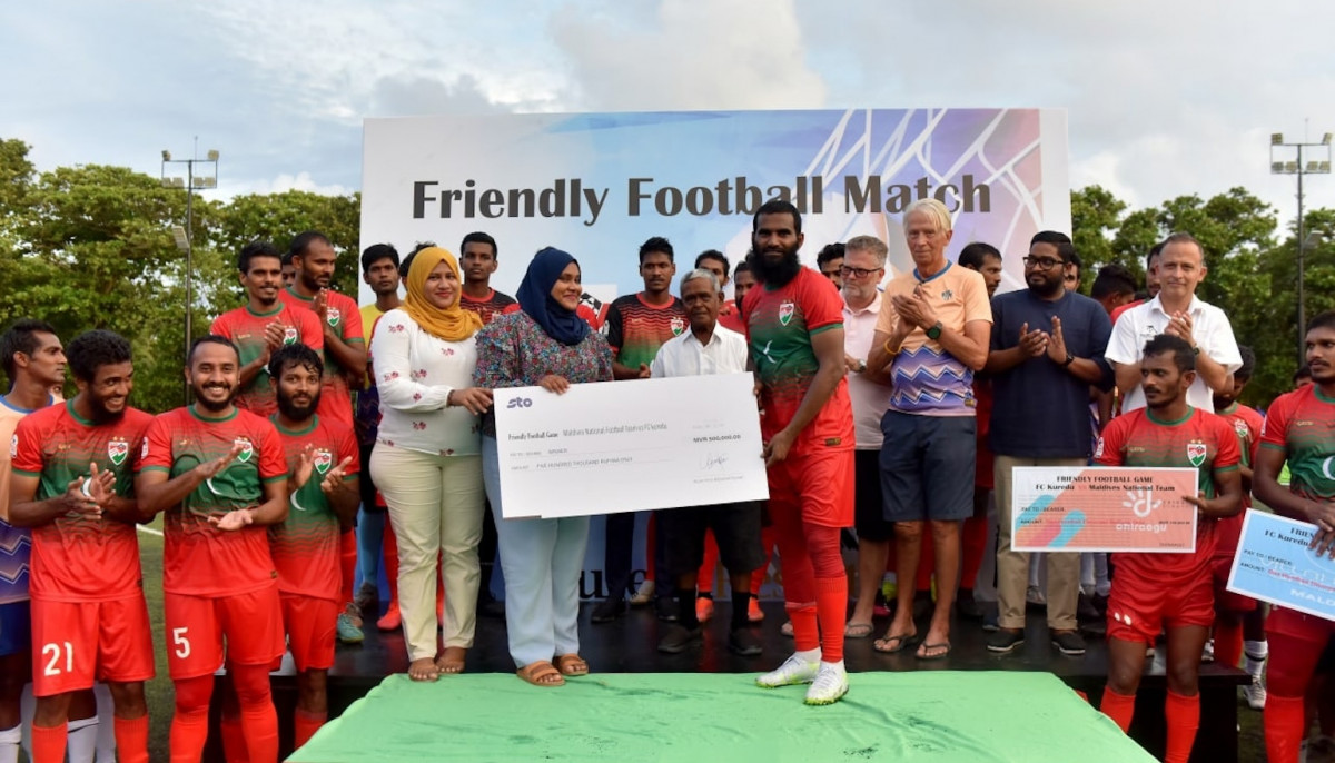 ގައުމީ ޓީމަށް ފައިސާގެ ޗެކު ހަވާލުކުރަނީ