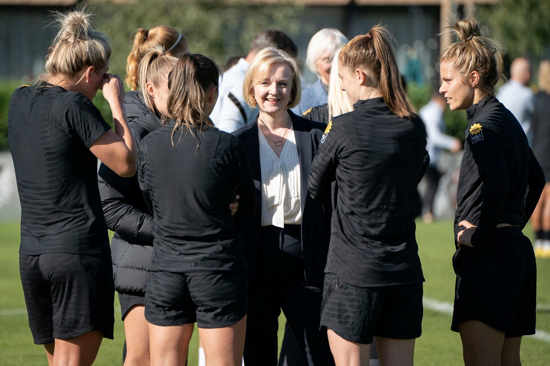 އިނގިރޭސިވިލާތުގެ ބޮޑުވަޒީރުކަމުގެ މަގާމުން އިސްތިއުފާ ދެއްވި ލިޒް ޓްރަސް އިނގިރޭސި އަންހެން ފުޓުބޯޅަ ޓީމާ ބައްދަލުކުރައްވަނީ - ފޮޓޯ: ރޮއިޓަރސް