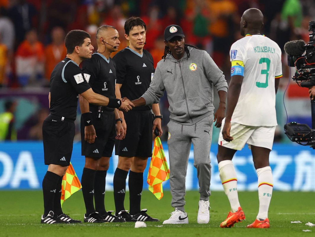 ނެދަލޭންޑްސް އަދި ސެނެގާލް ބައްދަލު ކުރި މެޗުގެ ތެރެއިން، ސެނެގާލްގެ ކޯޗު ސީސޭ ރެފްރީންނާ ސަލާމް ކުރަނީ: ފޮޓޯ - ރޮއިޓާސް     