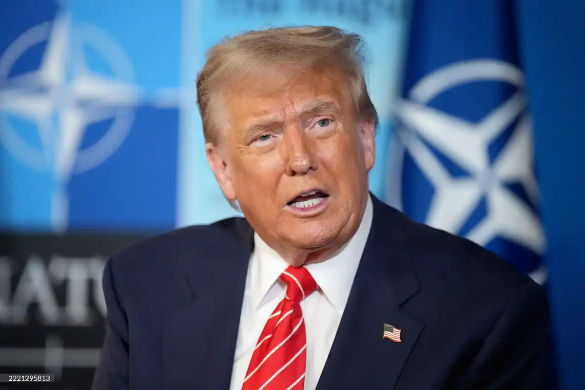 2025 ވަނަ އަހަރު ނެދަލެންޑްސްގެ ދަ ހޭގް ގައި އޮތް ނޭޓޯ ސަމިޓު ގައި އެމެރިކާގެ ރައީސް ޑޮނަލްޑް ޓްރަމްޕް މީޑިއާއާ ވާހަކަ ދައްކަވަނީ.