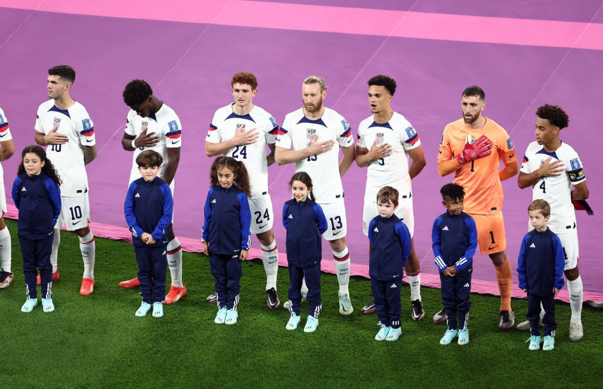 ވޭލްސް އާއި އެމެރިކާ ކުޅުނު މެޗުގެ ތެރެއިން، އެމެރިކާގެ ކުޅުންތެރިން ޤައުމީ ސަލާމަށް ހުއްޓިގެން: ފޮޓޯ - ރޮއިޓާސް  