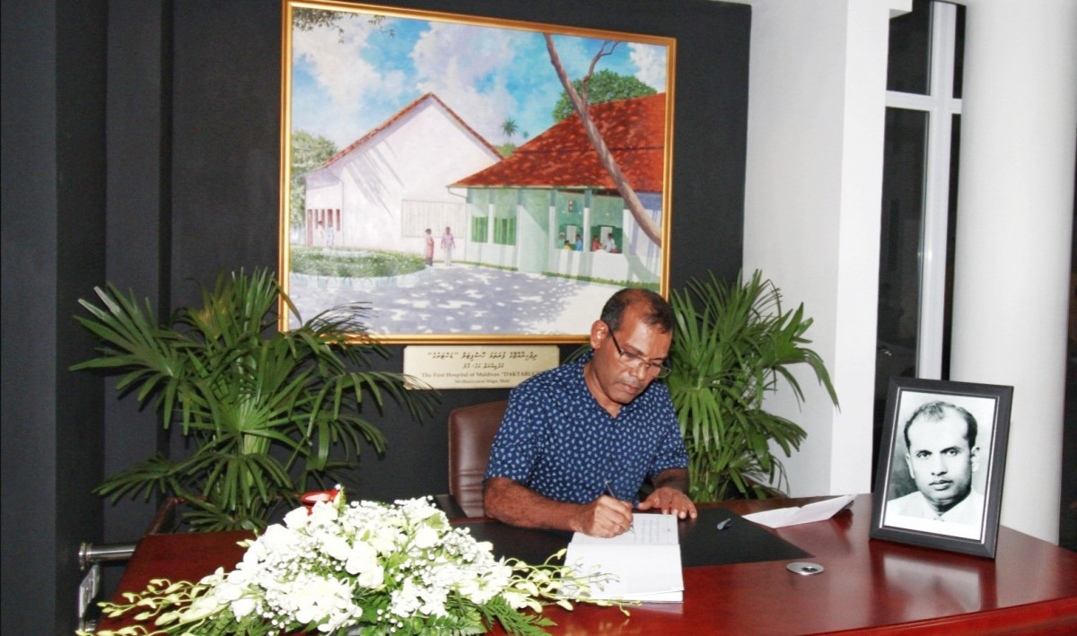 ނިޝާން ޢިއްޒުއްދީންގެ ޢިއްޒަތުގެ ވެރިޔާ އަލްމަރުޙޫމް އިބްރާހިމް ރަޝީދުގެ ހަނދާނުގައި ހުޅުވާފައިވާ ތަޢުޒިޔާގެ ދަފުތަރުގައި ރައީސް ނަޝީދު ސޮއިކުރައްވަނީ