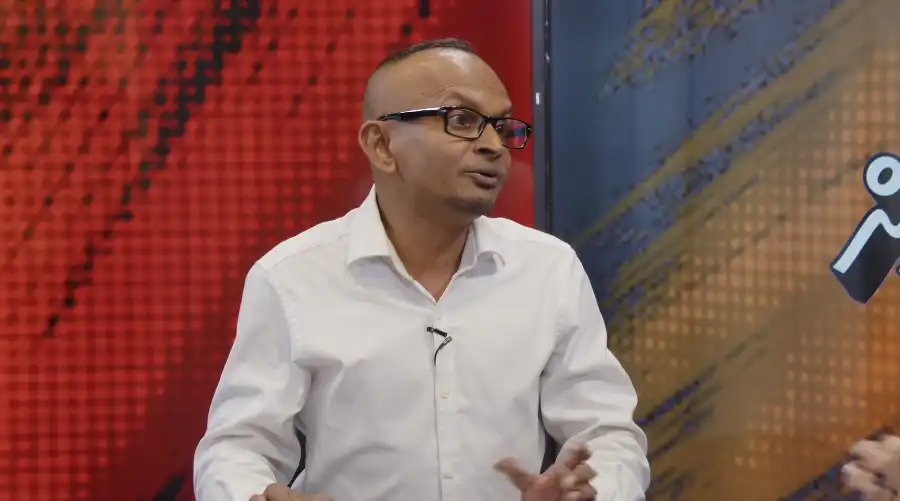 ރާއްޖެޓީވީގެ "ދިވެހީންގެ ބިން ދިވެހީންނަށް" ކަވަރޭޖްގައި އެމްޑީޕީގެ ޕަބްލިކް ޕްރޮޓެކްޝަން ކޮމިޓީގެ ނައިބު މުގައްރިރު ޝަމާއު ޝަރީފް ވާހަކަ ދައްކަވަނީ