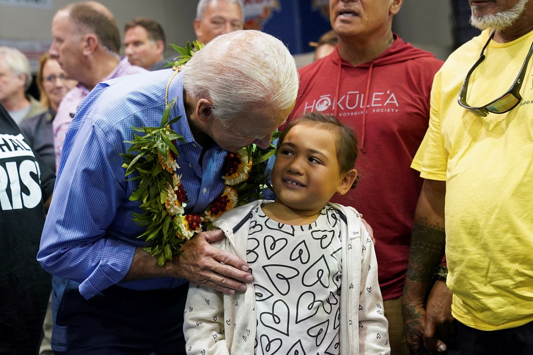 ލަހައިނާއަށް ކުރެއްވި ޒިޔާރަތުގެ ތެރެއިން، އަލިފާނުގެ ހާދިސާގައި ސަލާމަތްވި ކުޑަ ކުއްޖަކާ ބައިޑަން ވާހަކަދައްކަވަނީ - ފޮޓޯ: ރައޮޓަރސް