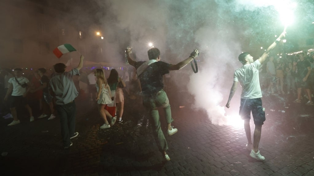 އިޓަލީ އާއި އިންގްލެންޑް ބައްދަލުކުރި މެޗަށްފަހު އިޓަލީގެ ސަޕޯޓަރުން ރޯމުގައި އުފާފާޅުކުރަނީ - ފޮޓޯ: ގެޓީ އިމޭޖަސް 