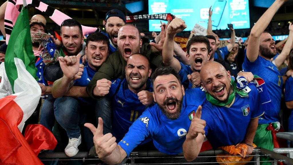 އިޓަލީ އާއި އިންގްލެންޑް ބައްދަލުކުރި މެޗަށްފަހު އިޓަލީގެ ސަޕޯޓަރުން އުފާފާޅުކުރަނީ - ފޮޓޯ: ގެޓީ އިމޭޖަސް