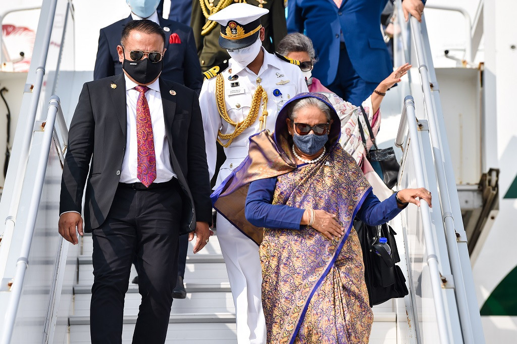 ރައީސުލްޖުމްހޫރިއްޔާ އިބްރާހީމް މުޙައްމަދު ޞާލިޙްގެ ދަޢުވަތަކަށް ބަންގްލަދޭޝްގެ ބޮޑުވަޒީރު ޝައިޚް ޙަސީނާ ރާއްޖެ ވަޑައިގެންނެވުން - ދެޤައުމުގެ ދެމެދު މަޝްވަރާކުރައްވާ ކަންކަމާގުޅޭ ތަފްޞީލުތައް ހާމަކުރެއްވުމުގެ ގޮތުން ރައީސުލްޖުމްހޫރިއްޔާއާ ބަންގްލަދޭޝްގެ ބޮޑުވަޒީރު، ގުޅިފައިވާ ބަޔާނެއް ދެއްވުމަށް ހަމަޖެހިފައިވޭ - ފޮޓޯ: ރައީސް އޮފީސް