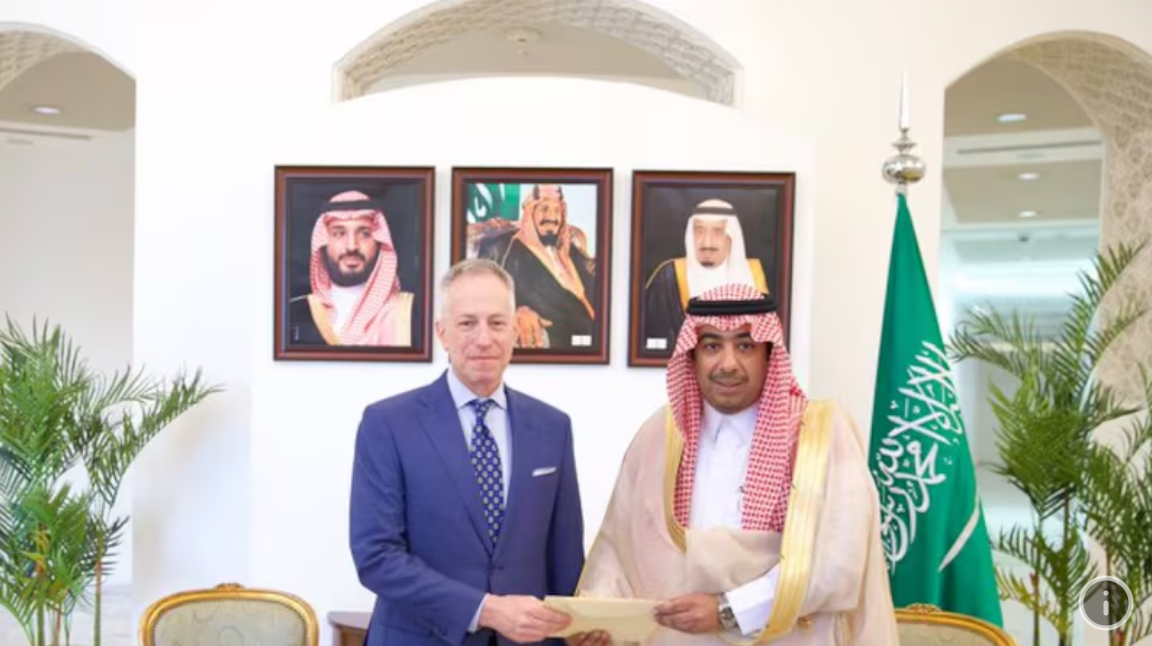 ސަޢޫދީ ޢަރަބިއްޔާގައި ހުންނަ އެމެރިކާގެ ސަފީރު މައިކަލް ރެޓްނީ އަދި ސައުދީގެ ޑެޕިއުޓީ މިނިސްޓަރ ފޮރ ޕްރޮޓޮކޯލް އެފެއާޒް