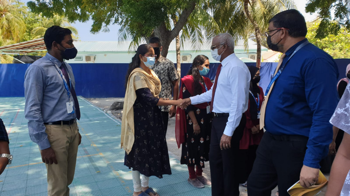 ރައީސް އޮޅުވެލިފުށި ސުކޫލް އަށް ވަޑައިގަތުން - ރައީސް ވަނީ މިއަހަރުގެ މެއި މަހު ޓީޗަރުންގެ މުސާރަ ބޮޑުކުރައްވާނެ ކަމަށް ރިޔާސީ ބަޔާން ދެއްވަމުން ވިދާޅުވެފައި - ފޮޓޯ: ރާއްޖެއެމްވީ