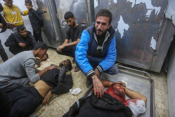 02 ޖަނަވަރީ 2025 - އިސްރާއީލުގެ ހަމަލާ އެއްގައި ޝަހީދުވި ފަލަސްތީނު މީހުންގެ ހަށިތައް އައް ޒަވައިދާ ހޮސްޕިޓަލަށް ގެންނަނީ