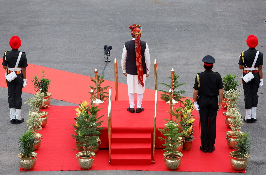 އިންޑިއާގެ މިނިވަން ދުވަސް ފާހަގަކުރުމަށް ރެޑް ފޯރޓްގައި ކުރިއަށްގެންދިޔަ ޚާއްސަ ހަފުލާގެ ތެރެއިން - ފޮޓޯ: ރޮއިޓަރސް 