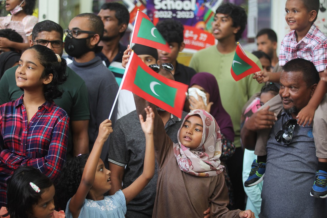 ރާއްޖޭގެ 57 ވަނަ މިނިވަން ދުވަހުގެ ޕެރޭޑް ބަލާލަން ގޮސް ތިބި މީހުން - ފޮޓޯ: އަހުމަދު ސިރާޖް