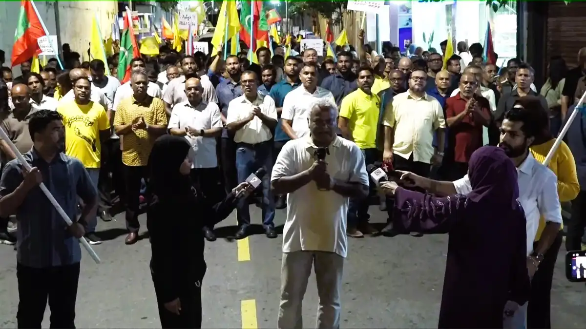 އެމްޑީޕީ އިން ބޭއްވި "ވަޒީފާ ބުރާސްފަތި" އިހުތިޖާޖުގައި ހުޅުމާލެ ދާއިރާގެ ކުރީގެ މެންބަރު އަލީ ނިޔާޒު ވާހަކަ ދައްކަވަނީ.