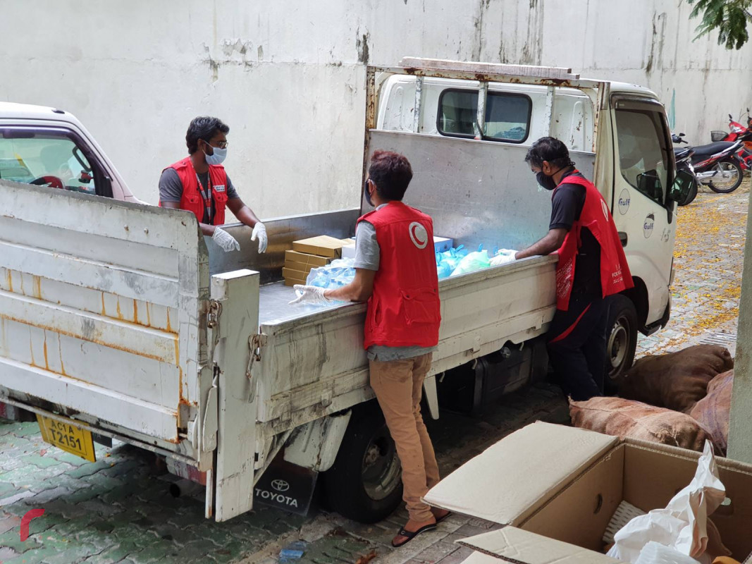 ދިވެހި ރެޑްކްރަސަންޓުން ބިދޭސީންނަށް ކާބޯތަކެތި ފޯރުކޮށްދިނުމަށް ކުރާ މަސައްކަތްތަކުގެ ތެރެއިން - ޕިކަޕްތަކުގަޔާއި، ކާރު އަދި ސައިކަލްތަކުގައި ޑެލިވަރީގެ މަސައްކަތްތައް ކުރިއަށްގެންދޭ -- ފޮޓޯ: ރާއްޖެ.އެމްވީ