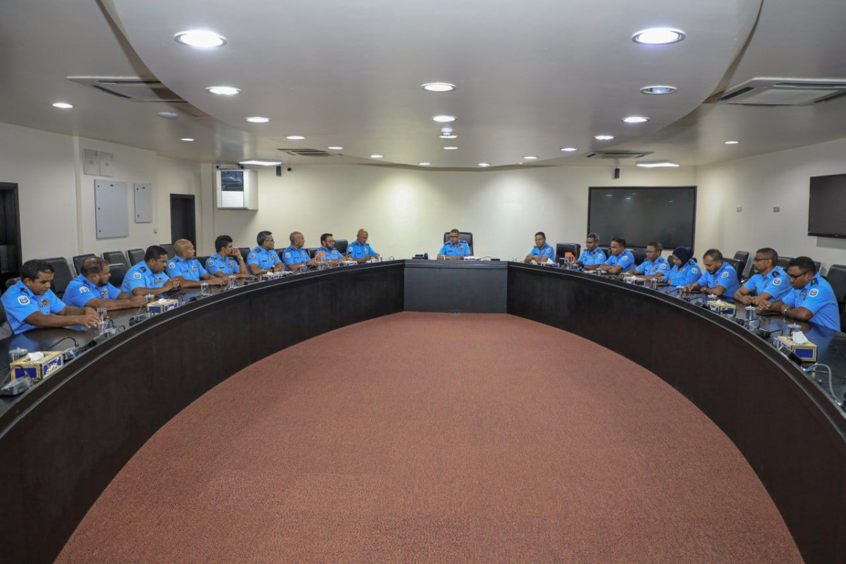 ކޮމިޝަނަރ އޮފް ޕޮލިސް އަލީ ޝުޖާއު، ފުލުހުންގެ ސީނިއަރ އޮފިސަރުންނާއެކު ބޭއްވެވި ބައްދަލުވުމެއްގެ ތެރެއިން