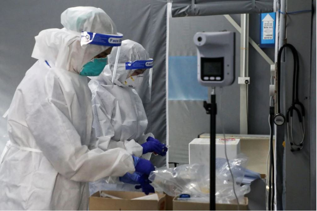 ކޮވިޑް-19 ޖެހިފައިވާ މީހަކަށް ފަރުވާދެނީ