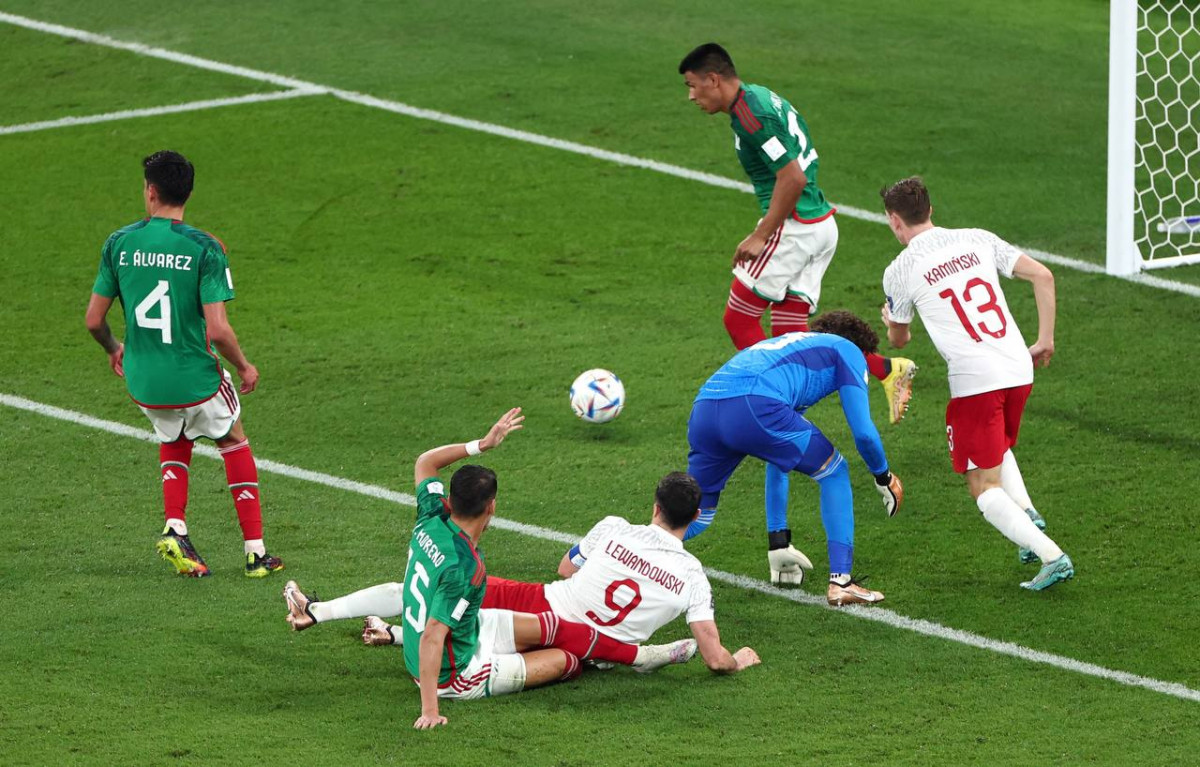 ޕޮލޭންޑު އަދި މެކްސިކޯ ބައްދަލުކުރި މެޗުގެ ތެރެއިން، މެކްސިކޯގެ އޭރިޔާ ތެރެއިން ލެވަންޑޯސްކީ އަށް ކުރި ފައުލް: ފޮޓޯ - ރޮއިޓާސް   