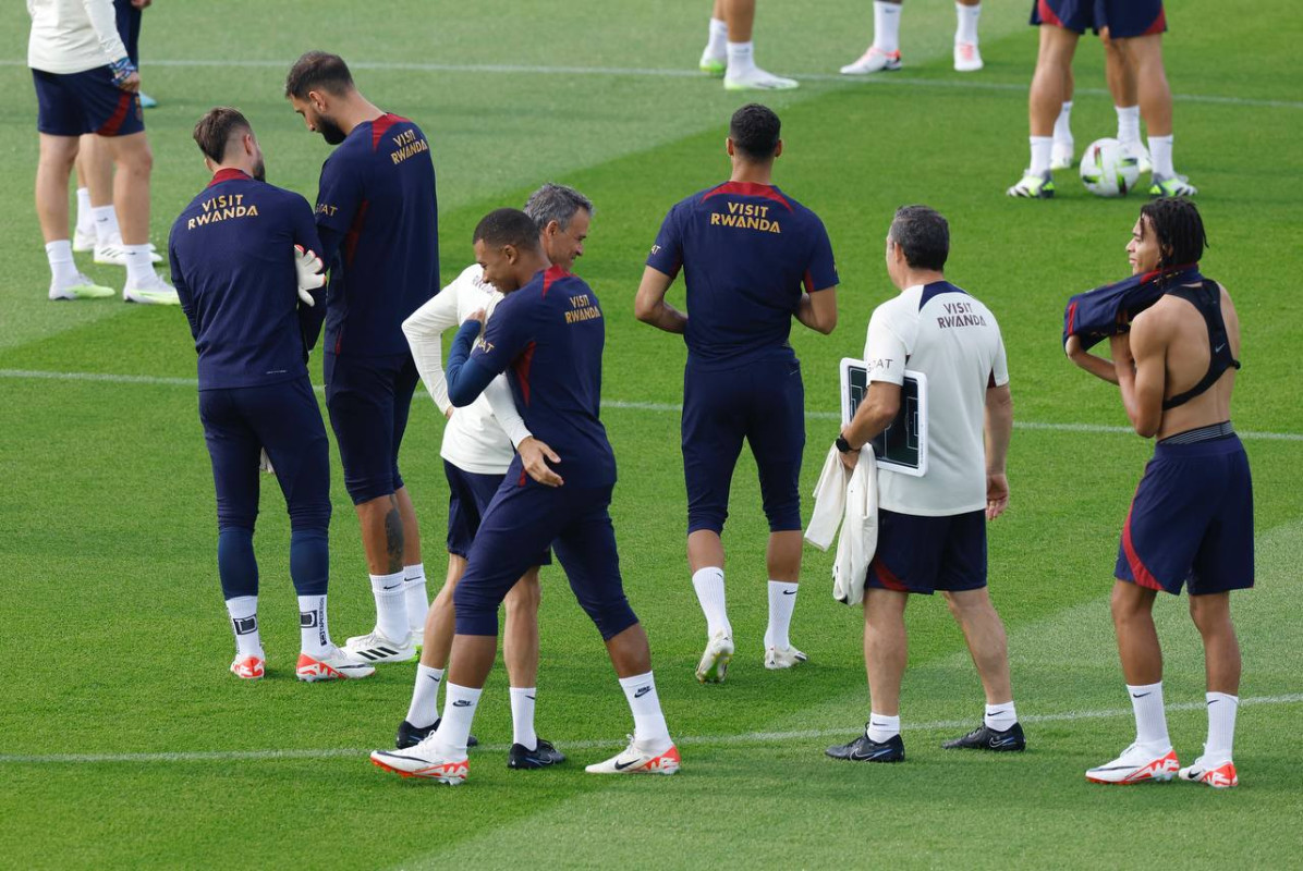 ޕީއެސްޖީގެ ފަރިތަކުރުމުގައި އެންރީކޭއާއި އެމްބާޕޭ