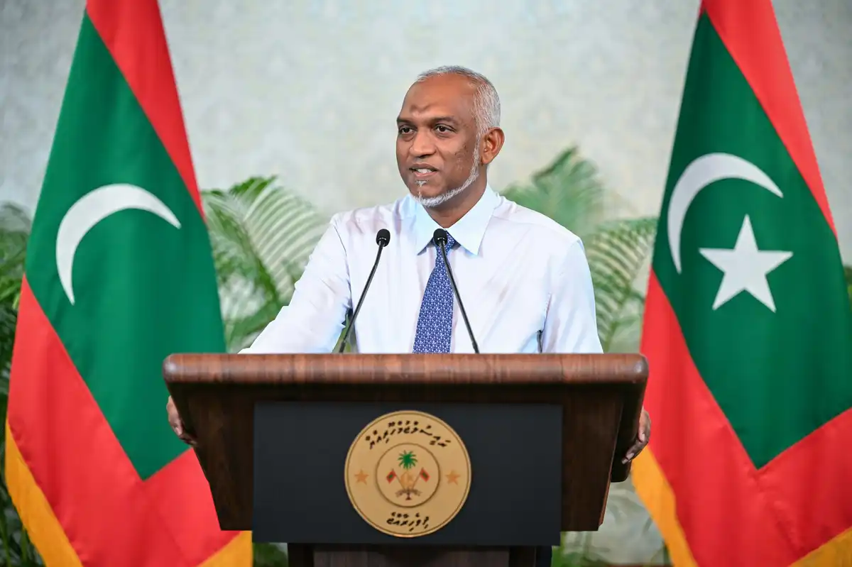 މިހާރުގެ ރައީސް ޑރ.މުހައްމަދު މުއިއްޒު ނޫސްވެރިންގެ ބައްދަލުވުމެއްގައި ވާހަކަފުޅު ދައްކަވަނީ.