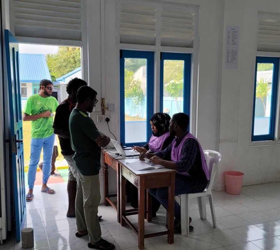 ނ. މަގޫދޫ ކައުންސިލްގެ އަންހެން މެންބަރު އިންތިޚާބު ކުރުމަށް ބާއްވާ ބައި- އިލެކްޝަންގެ ތެރެއިން މަގޫދޫ ސްކޫލުގައި ބަހައްޓާފައިވާ ވޯޓު ފޮށްޓަށް ވޯޓުލުން ކުރިއަށްދަނީ