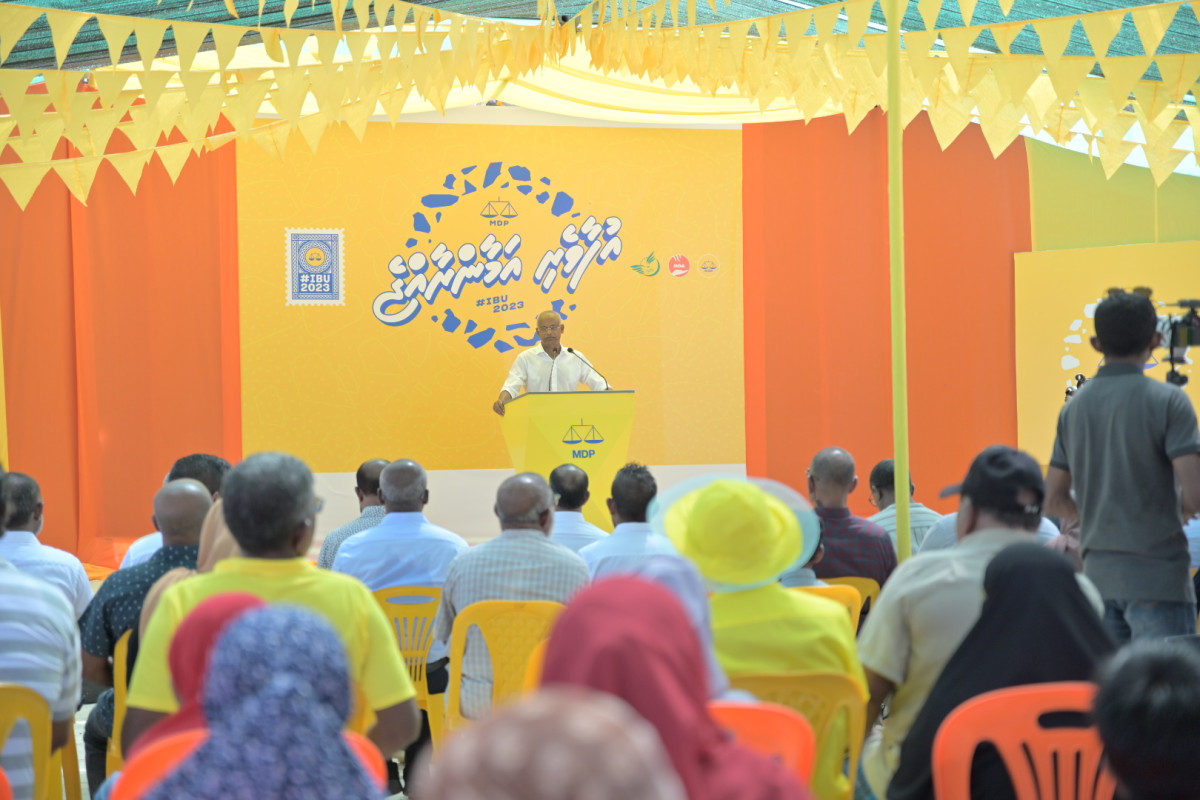 ރައީސުލްޖުމްހޫރިއްޔާ ކޮޅުފުށީ ރައްޔިތުންނާ ބައްދަލުކުރެއްވުމަށް ބޭއްވެވި ކަންމަތީ ޖަލްސާގައި ވާހަކަފުޅުދައްކަވަނީ - ފޮޓޯ: އެމްޑީޕީ