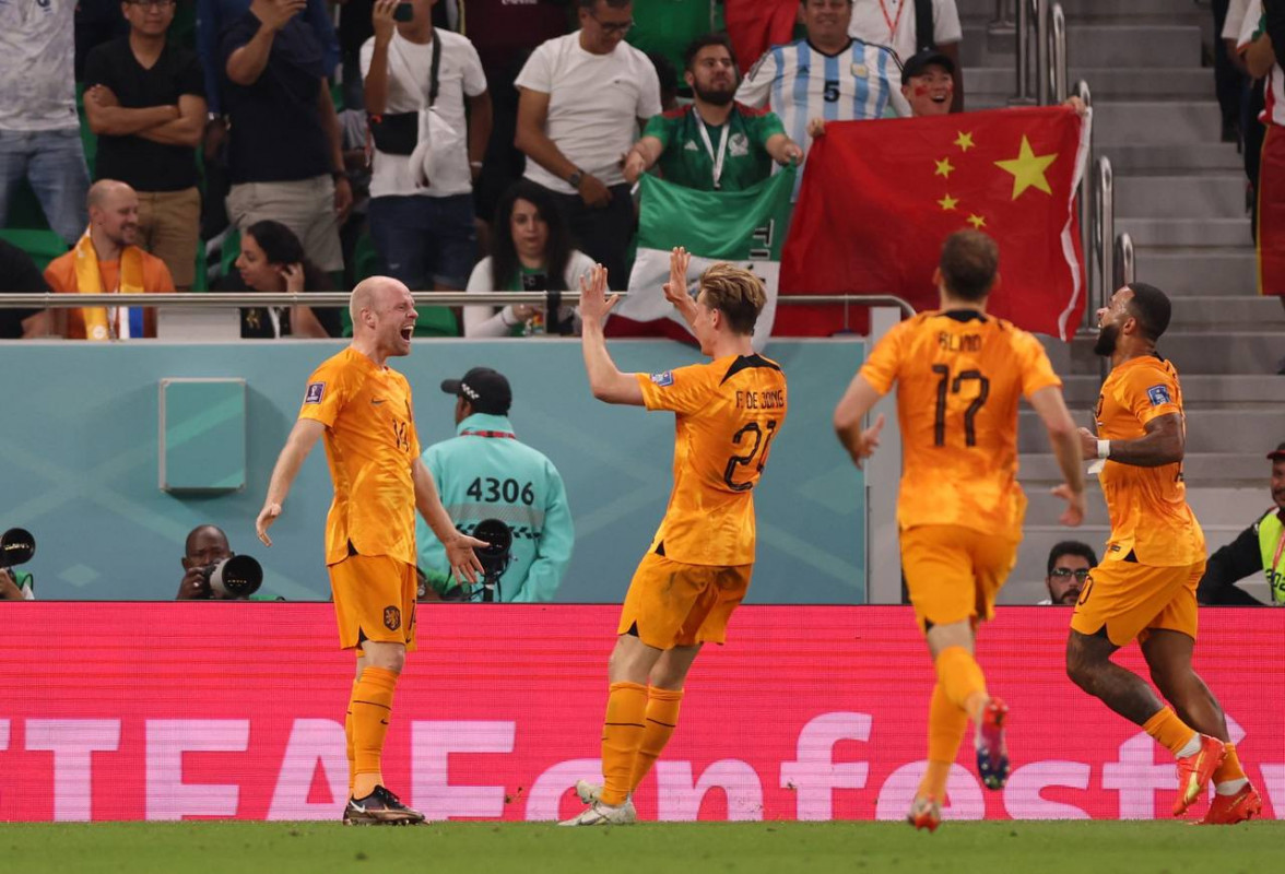 ނެދަލޭންޑްސް އަދި ސެނެގާލް ބައްދަލު ކުރި މެޗުގެ ތެރެއިން، ލަނޑު ޖެހުމަށްފަހު ނެދަލޭންޑްސްގެ ކުޅުންތެރިން އުފާ ފާޅުކުރަނީ: ފޮޓޯ - ރޮއިޓާސް     