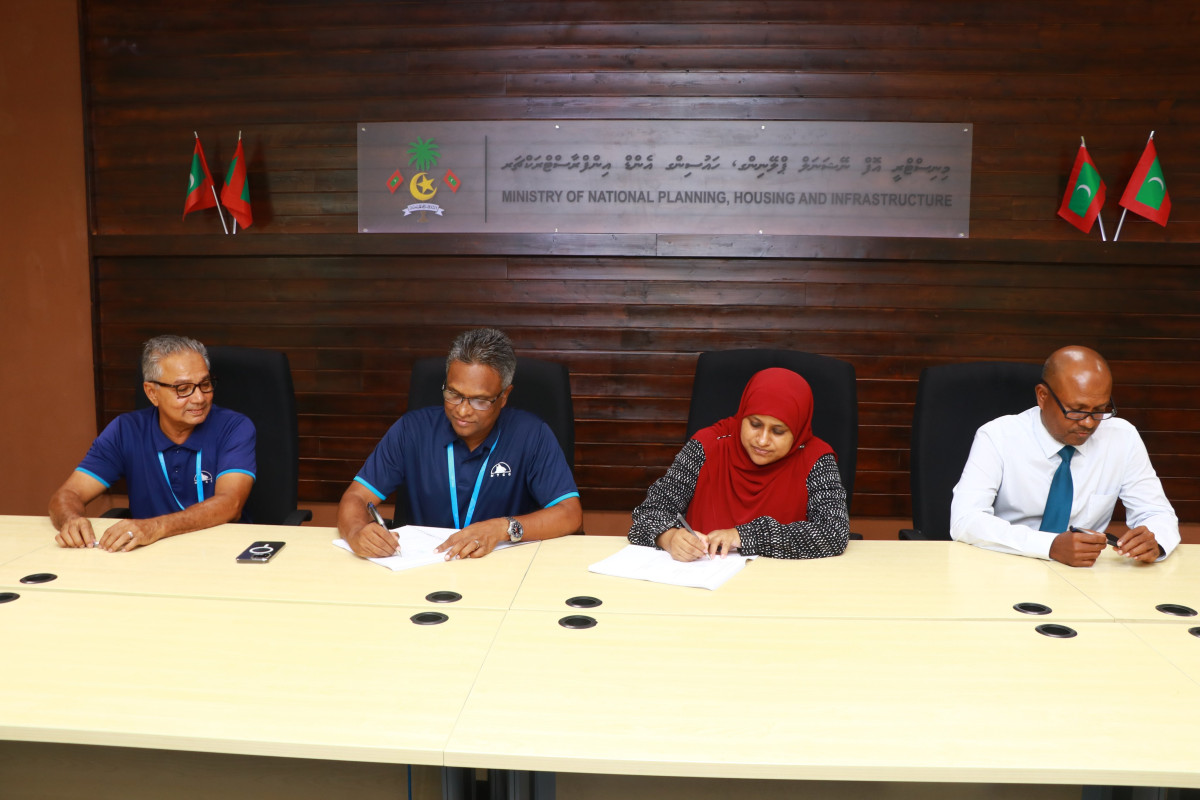 އޭދަފުށީ ބަނދަރު ތަރައްގީކުރުމުގެ މަޝްރޫއުގެ އެއްބަސްވުމުގައި ސޮއިކުރައްވަނީ
