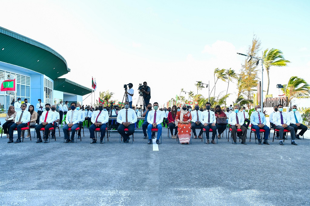 ހޯރަފުށީ އެއާރޕޯޓުގެ ފުރަތަމަ އަހަރީ ދުވަސް ފާހަގަކުރުމަށް ބޭއްވި ހަފްލާގައި ޓްރާންސްޕޯޓް މިނިސްޓަރ އައިޝަތު ނަހުލާ، ހޯރަފުށި ދާއިރާގެ މެންބަރު އަހުމަދު ސަލީމް، ރީޖަނަލް އެއާޕޯޓްސް ކޮމްޕެނީގެ މެނޭޖިން ޑިރެކްޓަރު މުހައްމަދު ރިޒްވީ އަދި ފެނަކަ ކޯޕަރޭޝަން ލިމިޓެޑްގެ އެމްޑީ އަހުމަދު ސައީދު ވަނީ ބައިވެރިވެވަޑައިގެންފައި - ފޮޓޯ: ރައީސް އޮފީސް