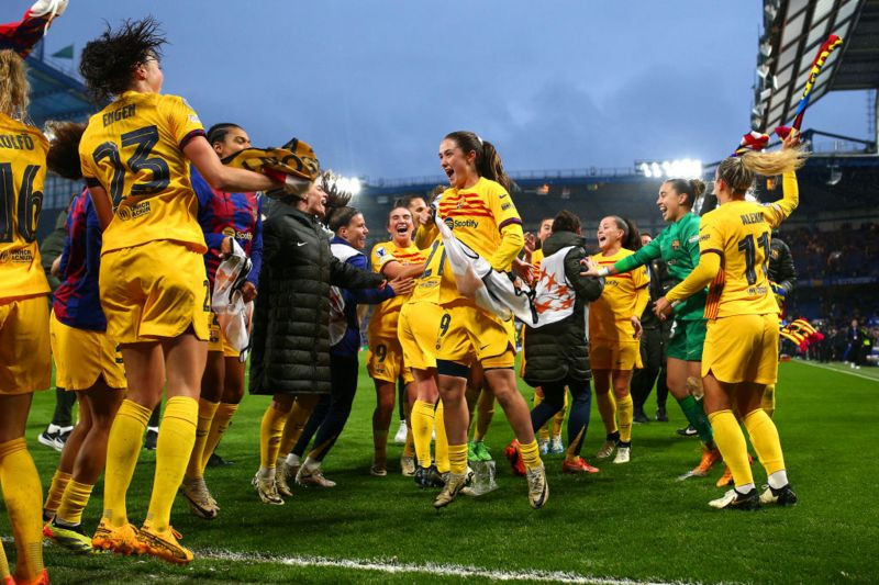 ބާސެލޯނާގެ ކުޅުންތެރިން ޗެލްސީ ބަލިކޮށް އުފާ ފާޅުކުރަނީ