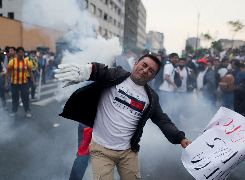 ރައީސް ޕެޑްރޯ ކެސްޓިލޯ މަގާމުން ދުރުކުރަން ކޮންގްރެސްއިން ރުހުން ދިނުމާ ގުޅިގެން, ރިޔާސީ އިންތިޚާބަށް ގޮވާލައި ކުރި މުޒާހަރާގެ ތެރެއިން މުޒާހަރާގެ ބައިވެރިން ކަރުނަ ގޭސް ކެނިސްޓަރެއް އެއްލަނީ - ފޮޓޯ: ރޮއިޓަރސް