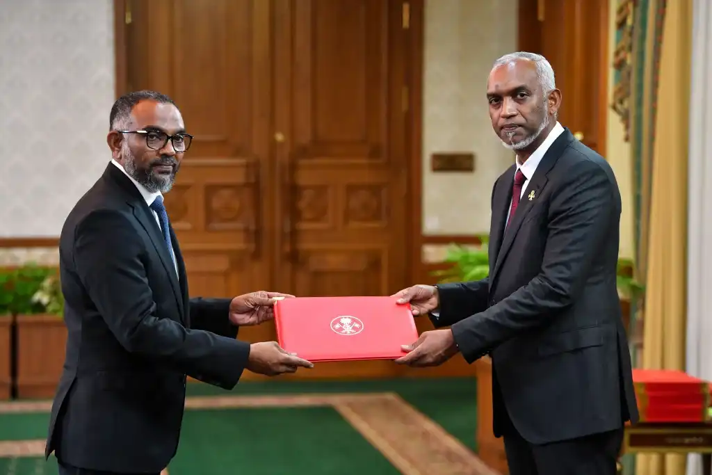 އަލީ އާރިފް އަދި ރައީސް މުއިއްޒު: ރައީސް އޮފީހުގެ ވަޒީރުކަމުގައި ހުންނެވި އިރު އަލީ އާރިފް އެންމެ ބޮޑަށް ރައްޔިތުންގެ ސަމާލުކަން ހޯދާފައިވަނީ، ހަރަދުކުޑަކުރުމަށް ރައްޔިތުން ގަރުދިޔަ ކާން ކުރެއްވި އިލްތިމާސް އާ ގުޅިގެން.