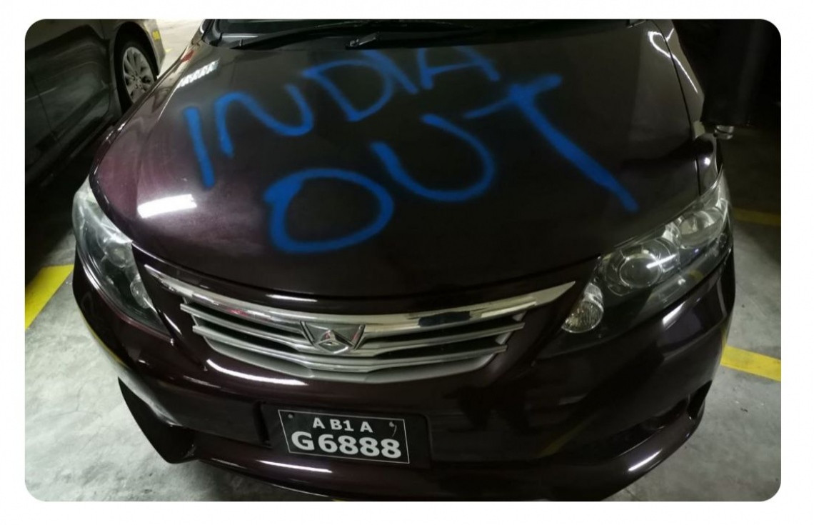 ވަޒީރެއްގެ ކާރުކޮޅުގައި އިންޑިއާ އައުޓް ސްޕްރޭކޮށްފައި