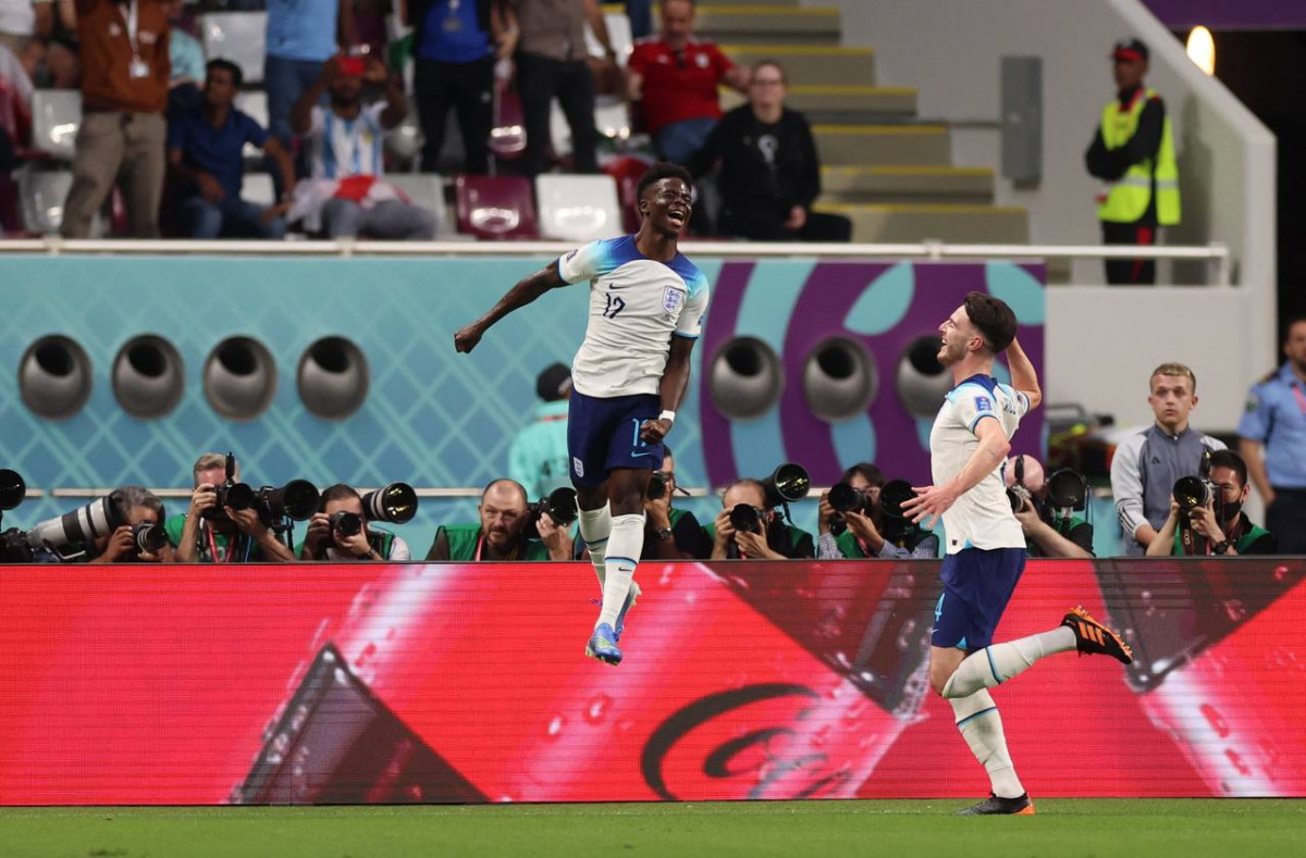 އިންގްލެންޑު އަދި އީރާން ކުޅުނު މެޗުގެ ތެރެއިން: ފޮޓޯ - ރޮއިޓާސް  