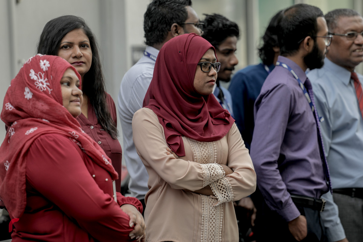 1 ޖުލައި 2019 --ފެނަކަ ކޯޕަރޭޝަންގެ މުއައްޒަފުން ކުރަޕްޝަނައާއި ދެކޮޅަށް ސޮއިކުރުމަށް ބޭއްވި ހަރަކާތުގެ ތެރެއިން. ފެނަކައިގެ ހުރިހާ މުވައްޒަފުން ވަނީ މި އިގުރާރުގައި ސޮއިކޮށްފައި.-- ފޮޓޯ: ޝުއައިބް މުހައްމަދު