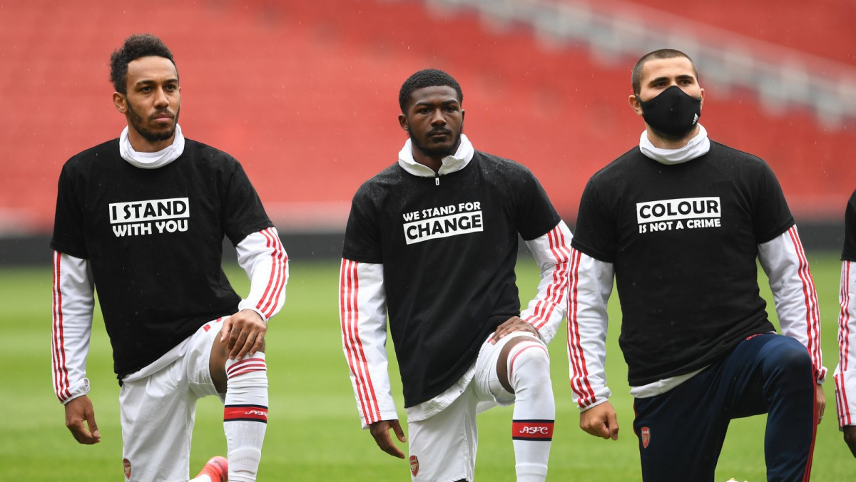 އާސެނަލްގެ ކުޅުންތެރިން ހާއްސަ މެސެޖުތަކެއް ޖަހާފައިވާ ޓީޝާޓް ލައިގެން ކަކޫ ޖައްސައިގެން ފްލޮއިޑް ހަނދާން އާ ކުރަނިކޮށް