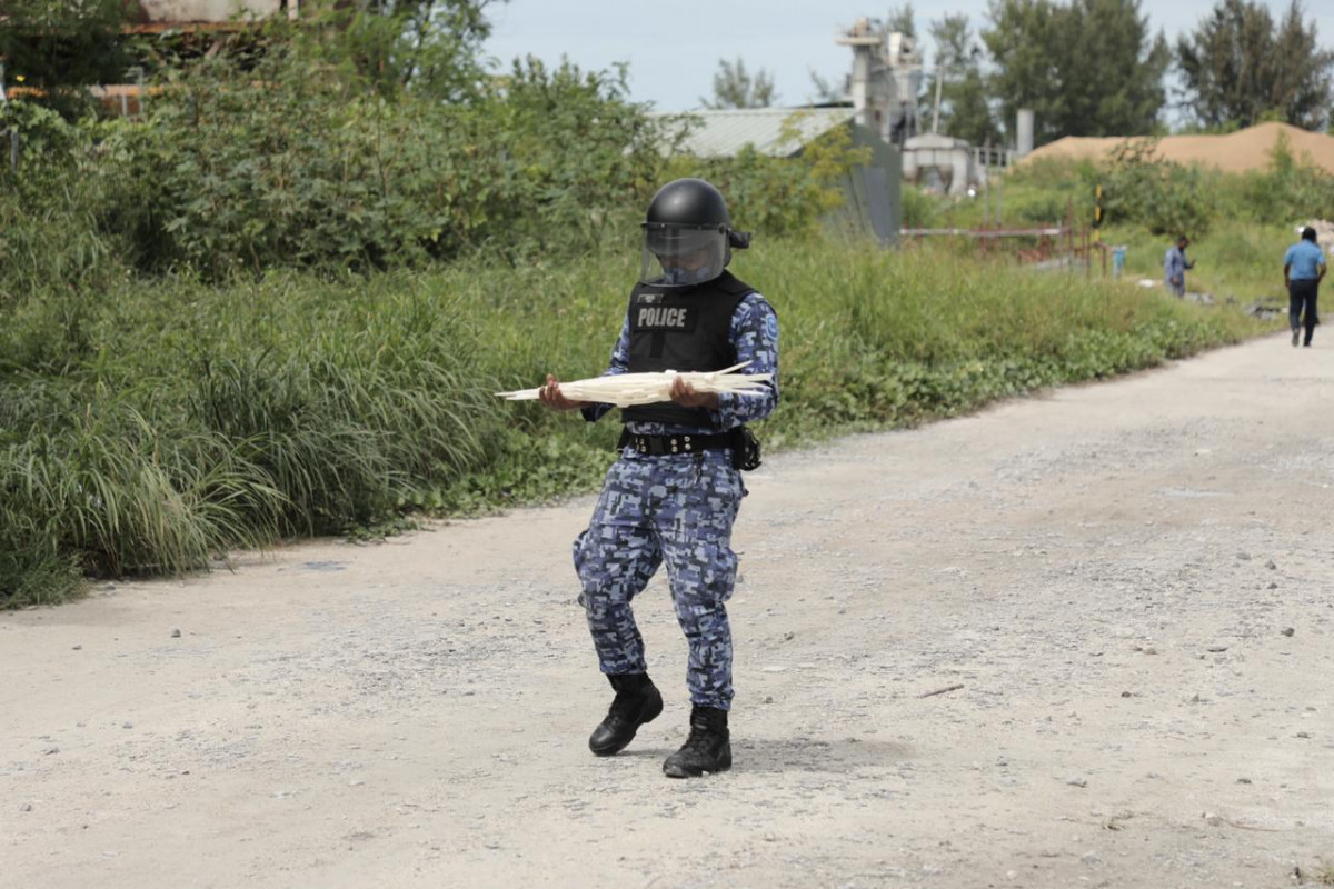 ސިފައިންނާއި ފުލުހުންނަށް ޚާއްސަ ކޮށްގެން ހުޅުމާލޭގައި ހަދަމުންދާ އިމާރާތުގެ މަސައްކަތް ކުރަމުންދާ ތައިލެންޑުގެ އައިލެންޑް އެކްސްޕާޓުގެ ބިދޭސީންނަށް މުސާރަ ނުދޭކަމަށް ބުނެ، 13 ޖުލައި 2020 ގައި ކުރި މުޒާހަރާގެ ތެރެއިން - ފޮޓޯ: ރާއްޖެއެމްވީ