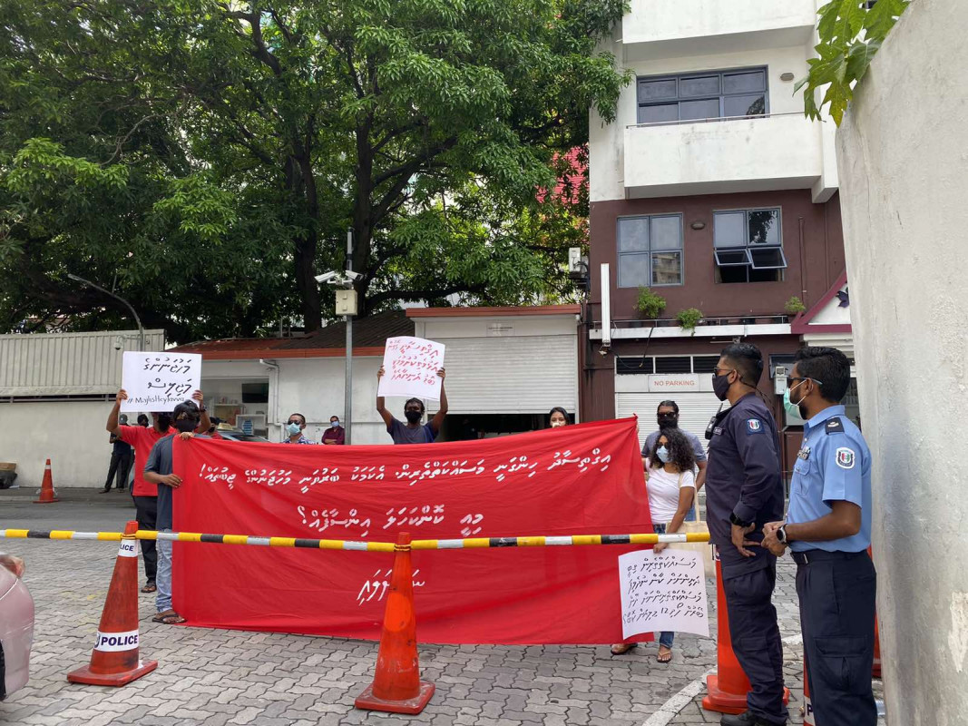 ނަވާނަވައިން ކުރިއަށް ގެންދިޔަ މުޒާހަރާ: ގާތްގަނޑަކަށް 10 މީހުން މުޒާހަރާގައި ބައިވެރިވެ އަޑުއުފުލާފައިވޭ