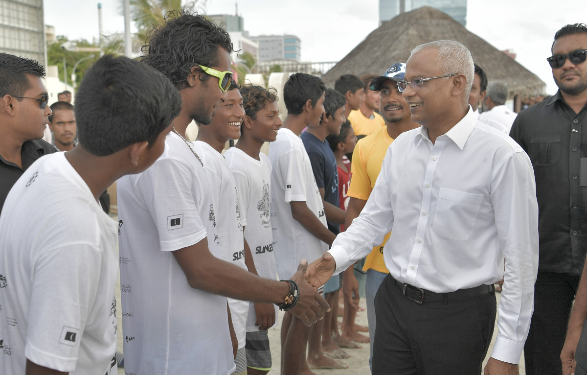 24 ޖޫން 2019 --ރާޅުގުޑީގެ ހަރަކާތްތައް ބައްލަވައިލައްވާ ރައީސް ސާލިހް ބައިވެރިންނާއި ބައްދަލުކުރެއްވުން.-- ފޮޓޯ: ރައީސް އޮފީސް