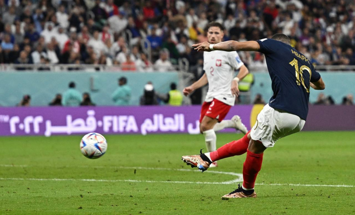 ޕޮލެންޑް އަދި ފްރާންސް ކުޅުނު މެޗުގެ ތެރެއިން - ފޮޓޯ: ރޮއިޓާސް