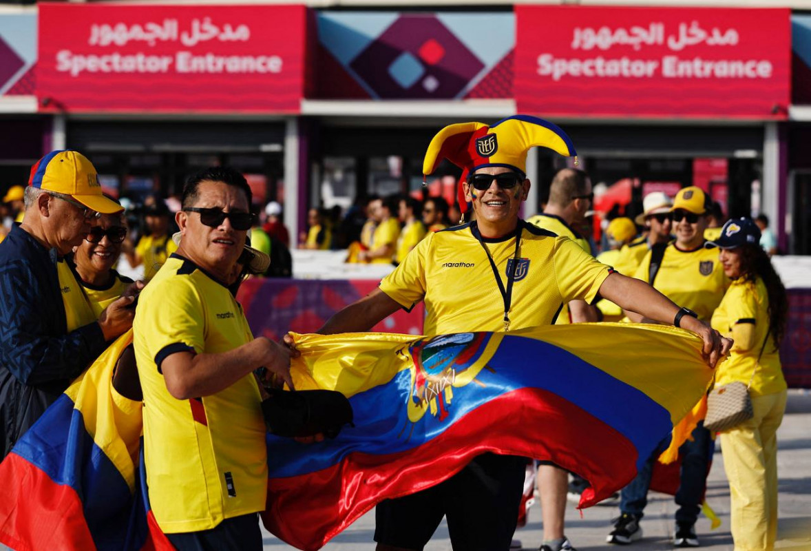 ގަތަރާއި އިކުއެޑޯ މެޗަށް ސަޕޯޓަރުން ތައްޔާރުވަނީ، އިކުއެޑޯގެ ސަޕޯޓަރުން އެ ގައުމުގެ ދިދަ ހިފައިގެން: ފޮޓޯ - ރޮއިޓާސް