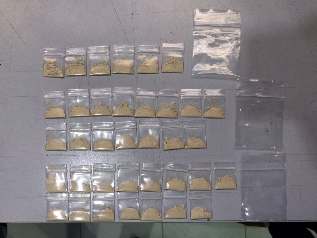 ފުލުހުންގެ އޮޕަރޭޝަނެއްގައި ހޯދި މަސްތުވާތަކެތި ހުރި ކޮތަޅުތަކެއް