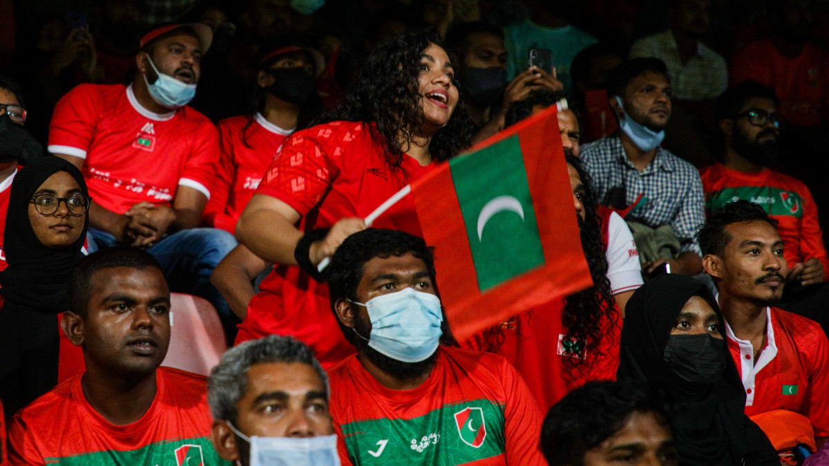 ނޭޕާލާއި ރާއްޖެ ބައްދަލުކުރި މެޗުގައި ގައުމީ ޓީމަށް ސަޕޯޓުކުރުމަށް ދަނޑަށް ވަދެ ތިބި ސަޕޯޓަރުން - ފޮޓޯ: އިމޭޖަސް.އެމްވީ 