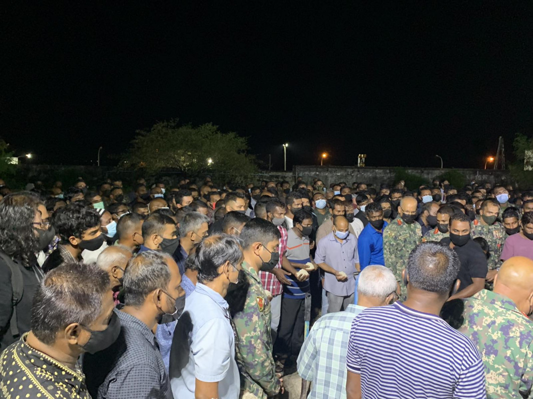 ލާންސް ކޯޕްރަލް މުޙައްމަދު ޞުލްޠާންގެ ޖަނާޒާގައި ވަރަށް ގިނަ ބަޔަކު ބައިވެރިވެފައިވޭ: ފޮޓޯ - ރާއްޖެއެމްވީ