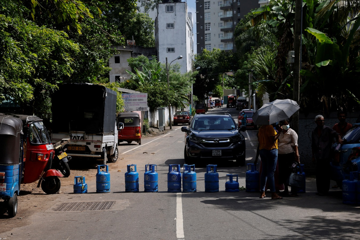 ލަންކާގެ އިގުތިސޯދީ ހީނަރުކަމުގެ ތެރޭގައި، އެ ގައުމުގެ ރައްޔިތުން އެމީހުންގެ ސަރަހައްދުގައި ގޭސް ޑިސްޓްރިބިއުޓް ކުރުން ލަސްވަމުންދާތީ އެކަމާ ދެކޮޅަށް އިހުތިޖާޖު ކުރުމަށް މަގެއް ހުރަހަށް ހުސް ޑޮމެސްޓިކް ކުކިން ގޭސް ސިލިންޑަރުތަކެއް އަތުރާފައި.
ފޮޓޯ: ރޮއިޓަރސް