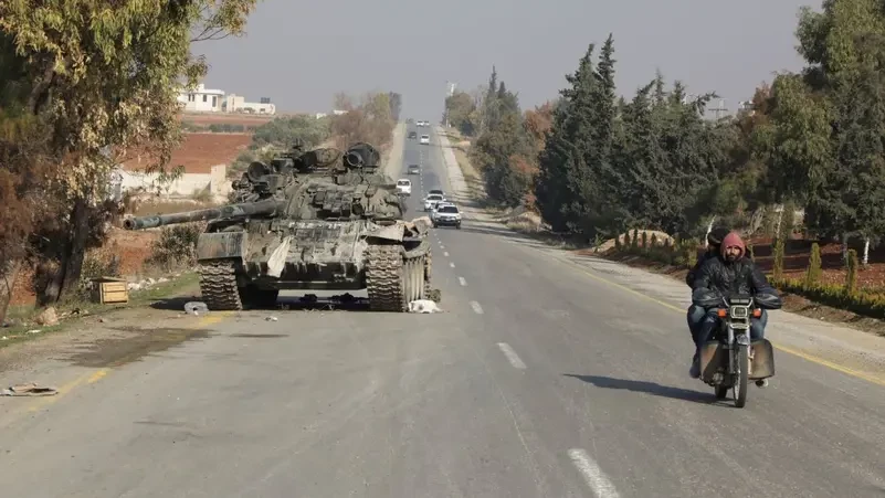 ސޫރިޔާގެ އިދިކޮޅު ހަނގުރާމަވެރިންގެ ޓޭންކެއް މަގުމަތީގައި ހަރަކާތްތެރިވަނީ