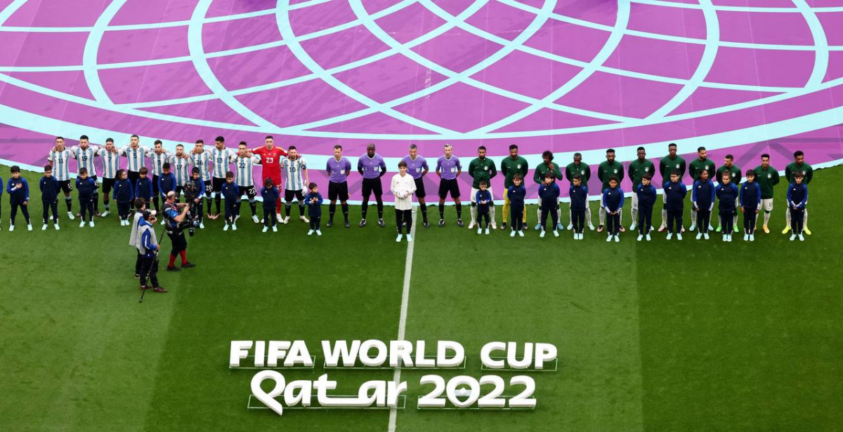 އާޖެންޓީނާ އަދި ސައޫދީ އަރަބިއްޔާ ކުޅުނު މެޗުގެ ތެރެއިން، ދެ ޓީމުގެ ކުޅުންތެރިން ދަނޑު މަތީގައި އެތުރިގެން: ފޮޓޯ - ރޮއިޓާސް 