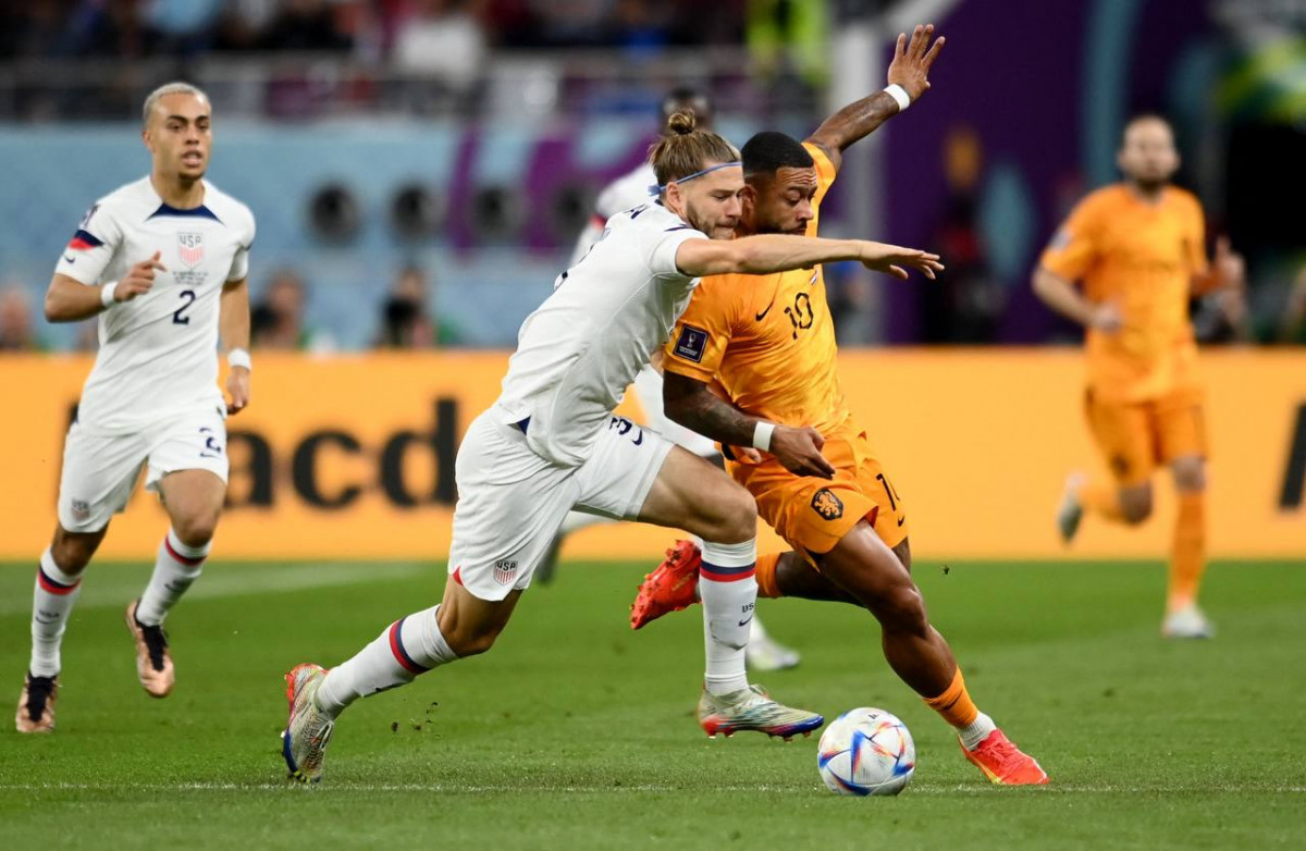 އެމެރިކާ އަދި ނެދަލެންޑްސް ކުޅުނު މެޗުގެ ތެރެއިން - ފޮޓޯ: ރޮއިޓާސް