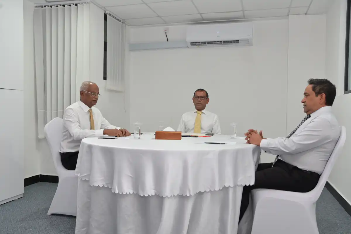 ކުރީގެ ތިން ރައީސުން ކަމަށްވާ އަބްދުﷲ ޔާމީން (ކ) މުހައްމަދު ނަޝީދު (މ) އަދި އިބްރާހިމް މުހައްމަދު ސޯލިހު (ވ)